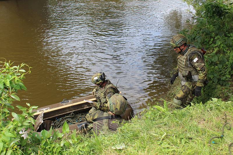 Výcvik ženistů teritoriálních sil vyvrcholil průzkumem a zabezpečením mostu.