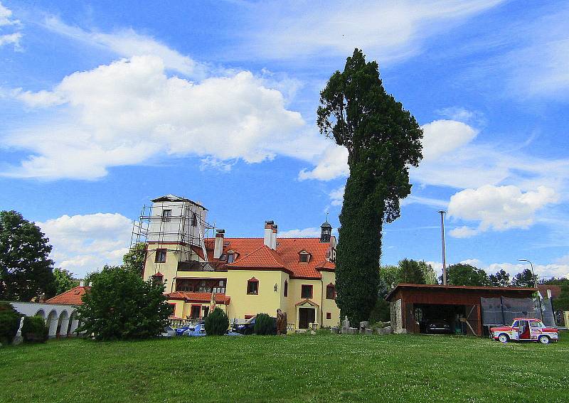 Zámek Brandlín nedaleko Soběslavi je od roku 2005 ve vlastnictví rodiny Vojáčkových. Postupně ho zvelebují, objekt původně určený k bydlení kvůli zájmu otevřeli lidem.