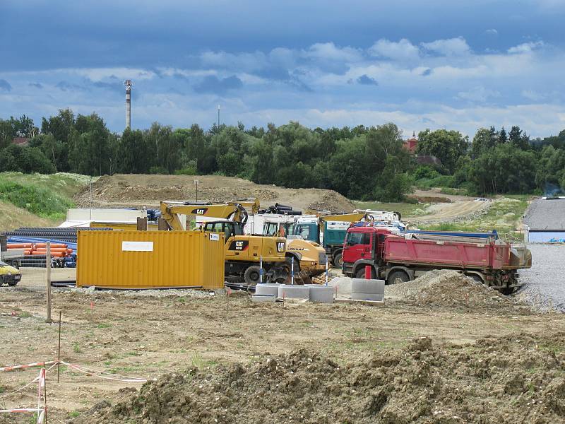 Výstavba nového devítikilometrového úseku IV. mezi Soběslaví a Doubím u Tábora opět pokročila. Přeložka, která vyjde Správu železnic na více než 4 miliardy dostává postupně podobu, rostou mostní pilíře a vyhlouben je i Zvěrotický tunel.