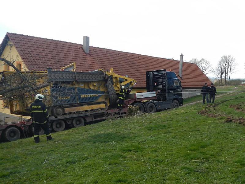 V Janově u Mladé Vožice se ve čtvrtek pod tahačem převážejícím na podvalu nadměrný náklad, a to třídičku suti, utrhla krajnice. Hasič ho museli vyprošťovat.