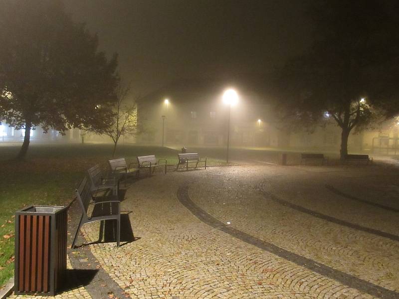 Jihočeská města se po setmění mění v liduprázdné osady, atmosféru tento víkend umocnila ještě mlha. Snímek je z Tábora.