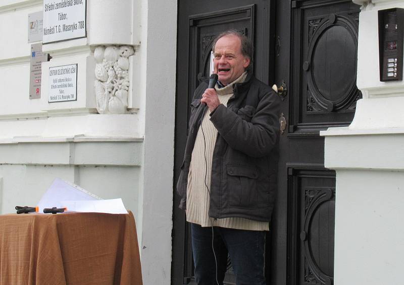 Sobotní shromáždění před zemědělskou školou v Táboře bylo pestré nejen na účastníky, ale i řečníky.