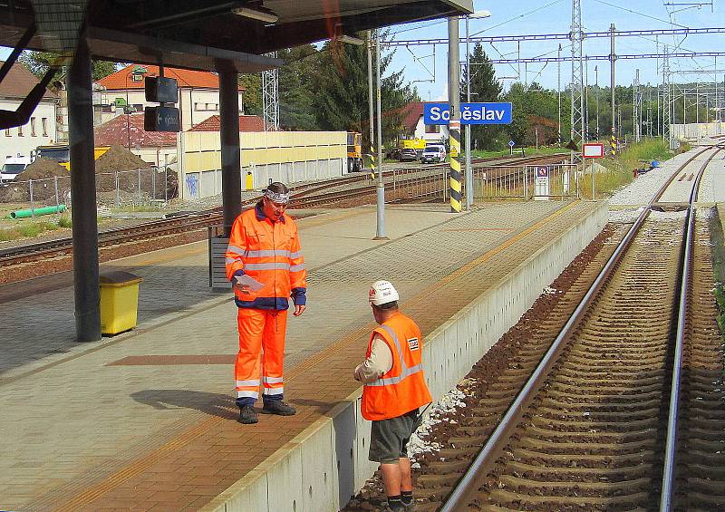 Slavnostní otevírání nové přeložky IV. koridoru v úseku Soběslav a Doubí u Tábora se uskutečnilo v pátek 9. září. Zástupci Správy železnic i zhotovitelů se po trati projeli soupravou motorových univerzálních vozidel MUV 75.