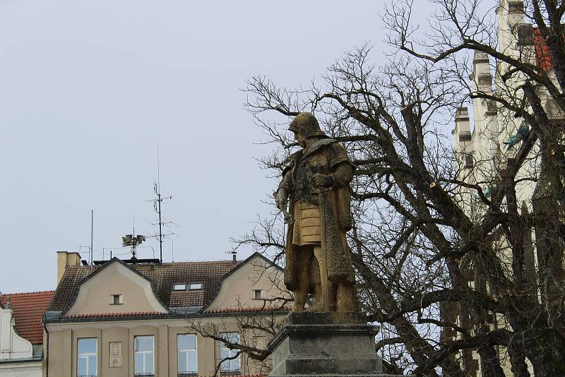 Socha Jana Žižky na náměstí v Táboře se zahalí do lešení.