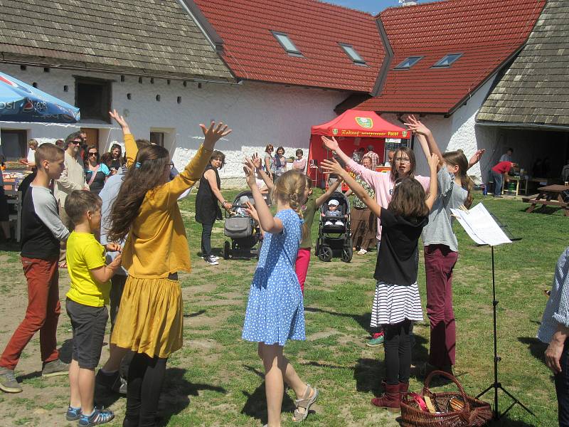 Na Kozí farmě u Svobodů v Turovecké ulici v Chýnově se již tradičně konaly Trhy ve dvoře.