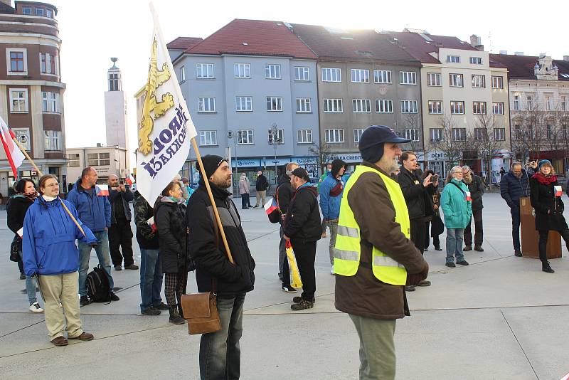 V Táboře v sobotu odpoledne demonstrovali odpůrci roušek a vakcinace. Jedním z řečníků byl i předseda krajně pravicové Národní demokracie Adam B. Bartoš.