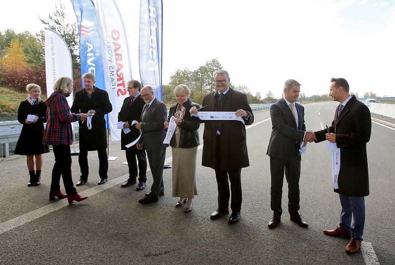 Ve čtvrtek zprovoznili dalších 5 km dálnice D3. Nový úsek vede mezi Veselím nad Lužnicí a Bošilcem.