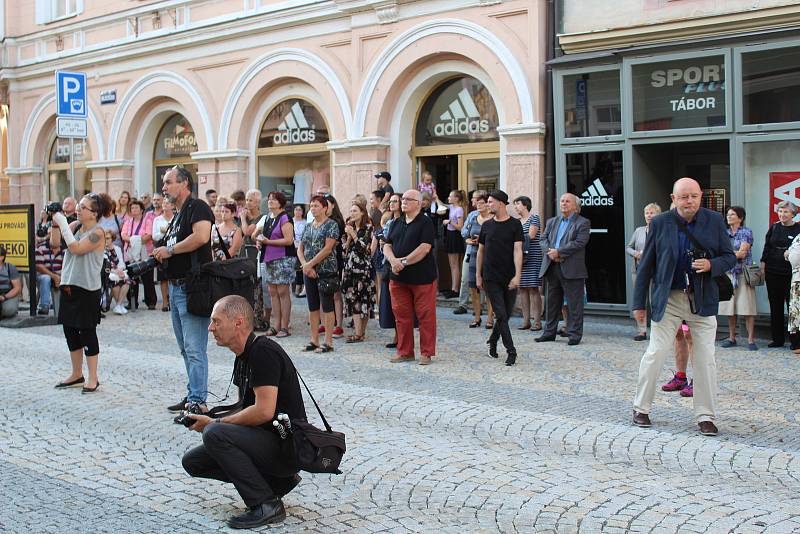 Táborské divadlo zahájilo novou sezonu. Došlo i na akrobacii v podání Elišky Brtrnické.