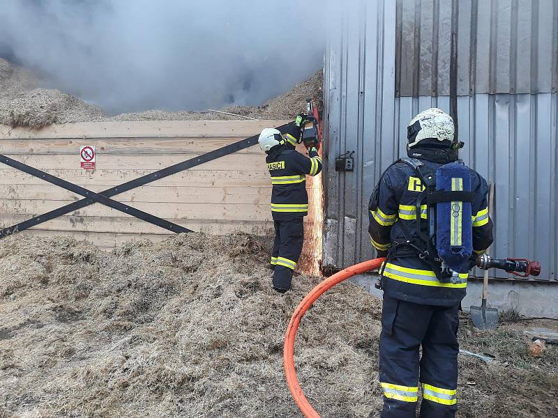 Čtyři jednotky hasičů uháněly v sobotu ráno do Ratibořských Hor k požáru uskladněné slámy.