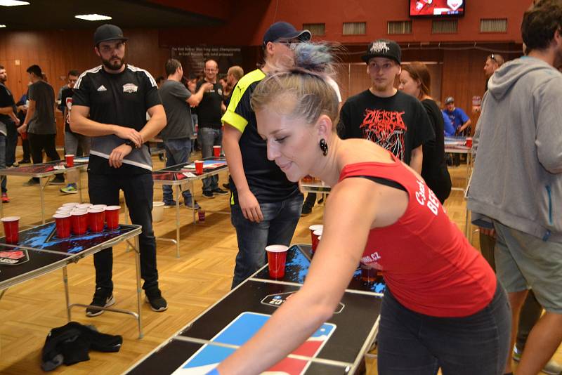 Na soutěži v házení pingpongových míčků do kelímků s pivem se v sobotu v hotelu Palcát utkalo celkem 78 dvoučlenných týmů, z toho 23 zahraničních.