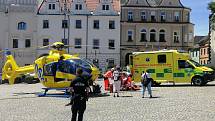 Záchranářský vrtulník na Žižkově náměstí překvapil návštěvníky. Zasahoval zde v úterý 21. června po 14. hodině.