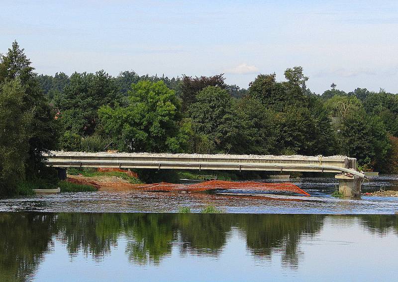 Demolice mostu v Plané přes řeku Lužnici v září 2022.