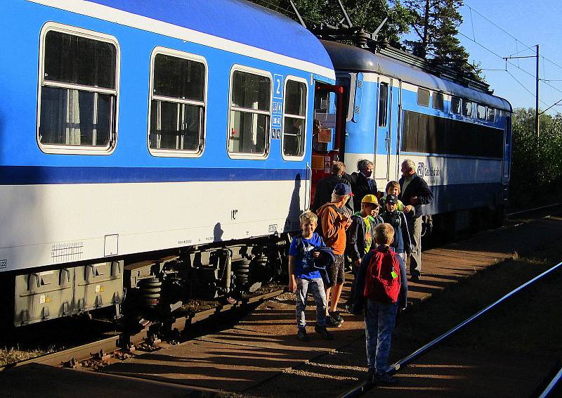 Z Roudné na Táborsku v pátek 2. října v 9.12 hodin odjel poslední vlak. Řada lidí se přišla rozloučit se stanicí, která letos oslavila 80. výročí od svého vzniku.