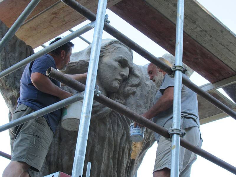 Kopie monumentálního díla Františka Bílka Modlitba nad hroby na chýnovském hřbitově se po 40 letech dočkala renovace.