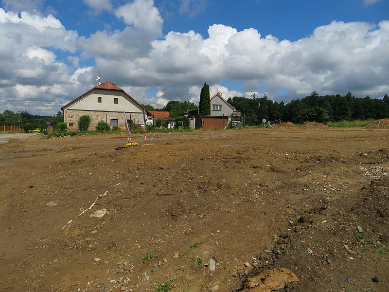 Obchvat Chýnova už dostává jasné obrysy, stavbu již nic nezdržuje. Hotovo má být v říjnu roku 2022.