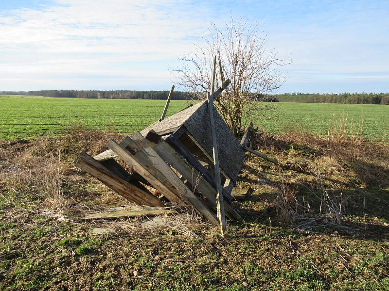 Stromy z neděle na pondělí padaly v Bojbukách, Turovci, Nadějkově, Dráchově, Veselí nad Lužnicí, Opařanech a u Košic. Na poli u Dlouhé Lhoty leží dokonce převrácená kazatelna.