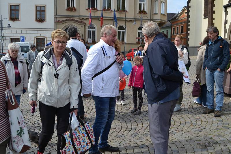 Celodiecézní pouť v sobotu vyvrcholila mariánským průvodem ze Žižkova náměstí starou poutní cestou na Klokoty.