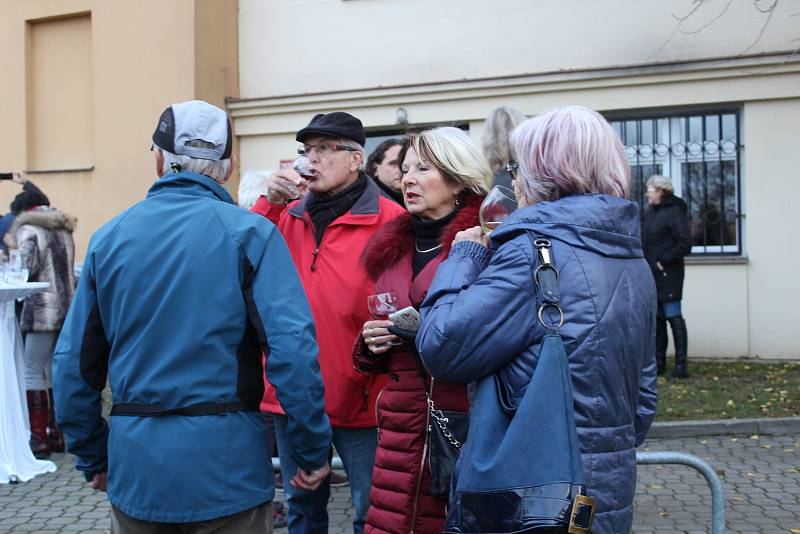 Na odhalení sochy herce Jiřího Hrzána dorazily do Tábora i obě jeho dcery Barbora a Tereza.