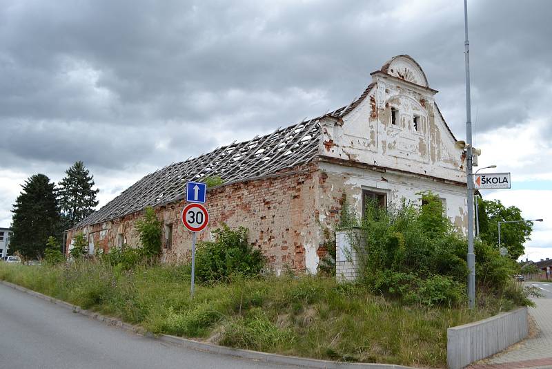 Ruina statku hyzdí centrum Malšic už tři desetiletí.