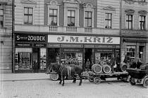 Historické fotografie Budějovické ulice pocházejí z atelieru Šechtl a Voseček. Zveřejňujeme je s laskavým svolením Marie Šechtlové.