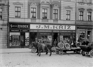 Historické fotografie Budějovické ulice pocházejí z atelieru Šechtl a Voseček. Zveřejňujeme je s laskavým svolením Marie Šechtlové.