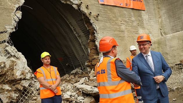 Slavnostní dorážka tunelu se v Mezně na Benešovsku konala v pátek 14. srpna. Akce se zúčastnil i místopředseda vlády České republiky, ministr průmyslu a obchodu a ministr dopravy v jedné osobě, Karel Havlíček.