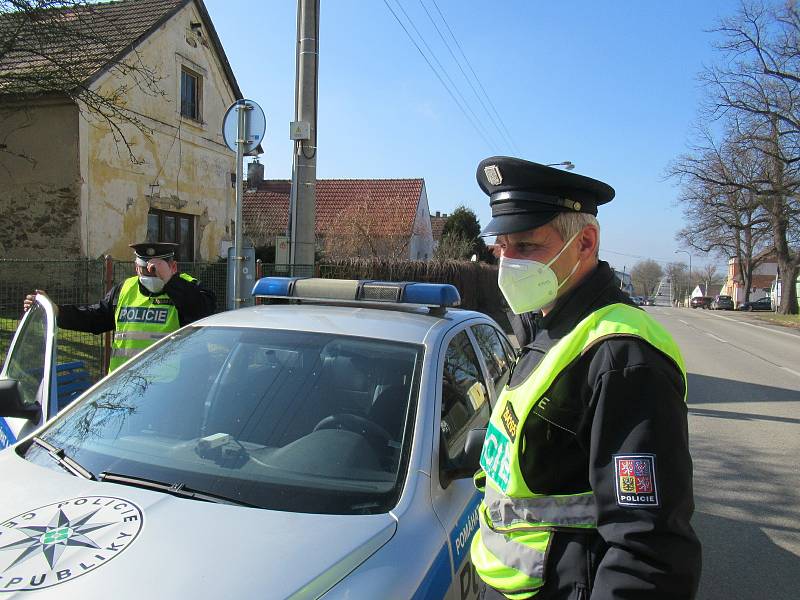 Policejní kontroly na hranicích Táborska a Jindřichohradecka se v pondělí 1. března uskutečnily bez problémů. Podle zasahujících policistů byli řidiči připraveni a disponovali alespoň čestným prohlášením.