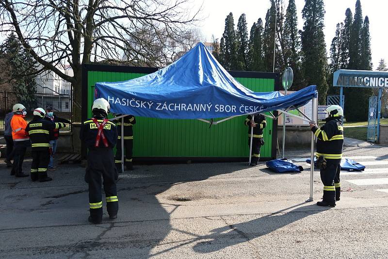 Profesionální hasiči z Tábora stavěli ve čtvrtek 19. března u táborské nemocnice odběrové místo.
