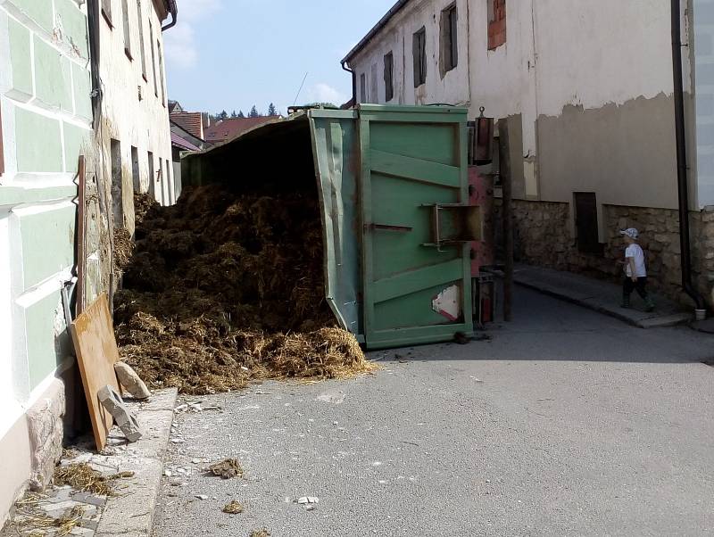 Převrácený valník s hnojem v Jistebnici.