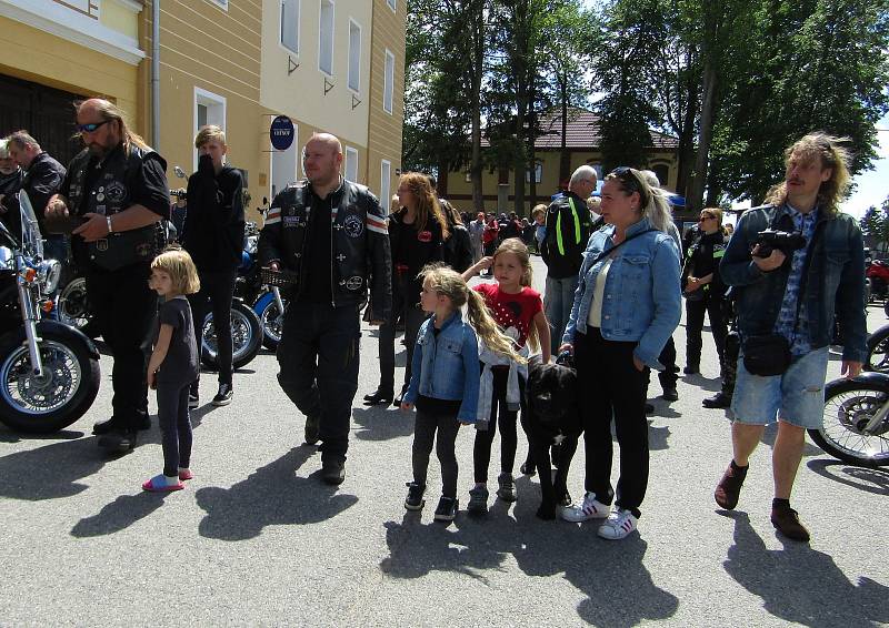 V pořadí 5. ročník Motorkářského požehnání v Chýnově přilákal více než 300 mašin a jejich majitelů, místní klub Moto Bizoni Czech si pochvaloval účast i počasí, společná vyjížďka vedla tradičně do Pacova.