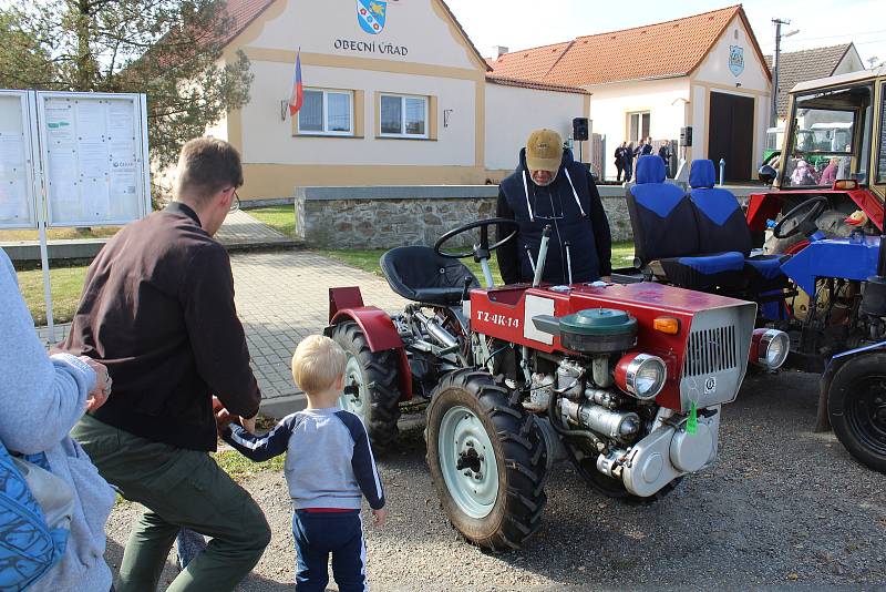 Přehořovská traktoriáda přivítala v sobotu vice než padesátku traktorů. Čekala je spanilá jízda i soutěže.