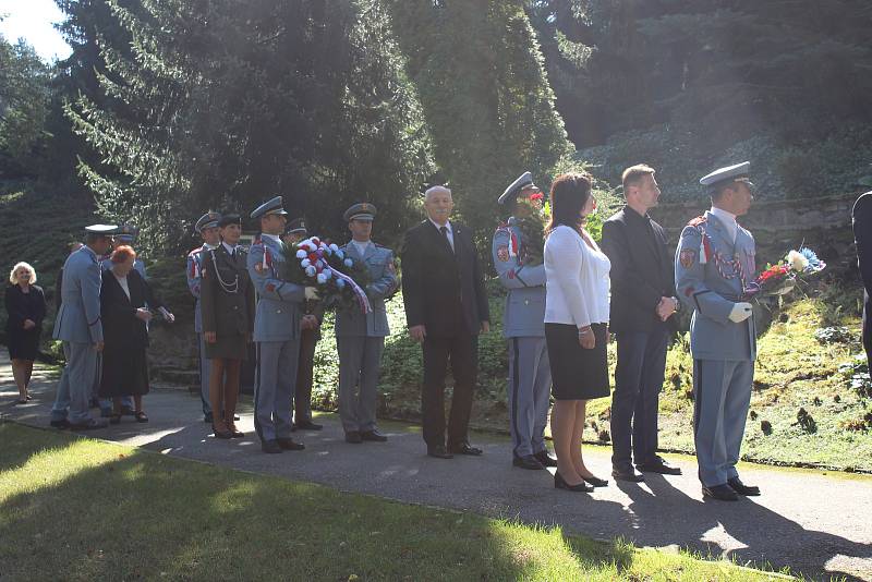 Výročí 71 let od úmrtí druhého československého prezidenta Edvarda Beneše připomenul pietní akt, který se konal v úterý od 11 hodin u Benešova hrobu v Sezimově Ústí.