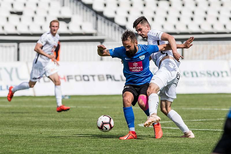 Martin kučera bojuje s hradeckou obranou, ale snaha jeho o celého týmu byla marná. Porážka 0:1 poslala Jihočechy pro příští ročník o patro níž.