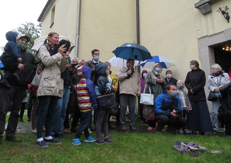 V pondělí 28. září byl po půl 12 dopoledne na věž kostela sv. Václava v Plané nad Lužnicí jeřábem vyzdvižen a zavěšen stejnojmenný zvon z dílny myslkovického mistra zvonaře Michala Votruby. Týž den odpoledne začal plnit svůj účel.