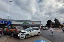 Bouračku na parkovišti v Soběslavi odnesl i sloup, škoda je 190 tisíc.