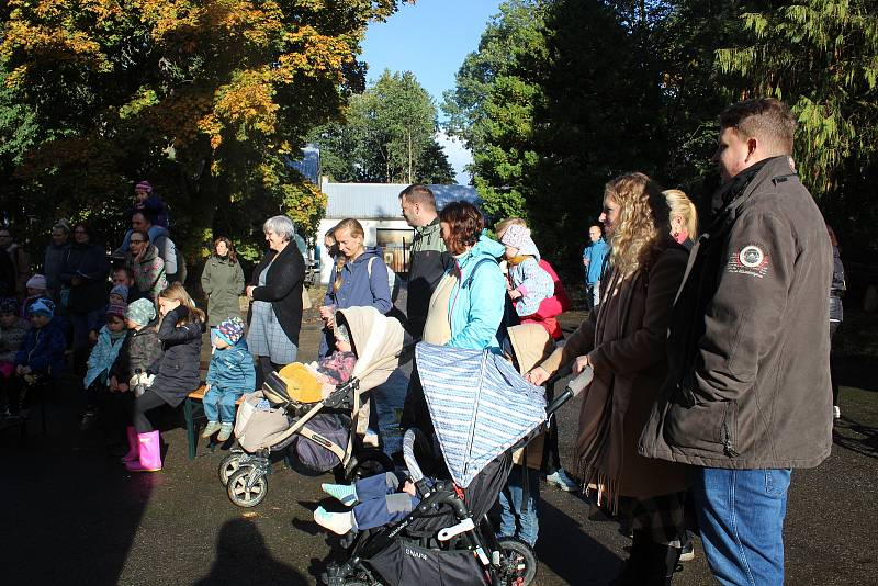 Dobročinný festival přilákal ve středu odpoledne na zámek v Jistebnici stovky lidí.