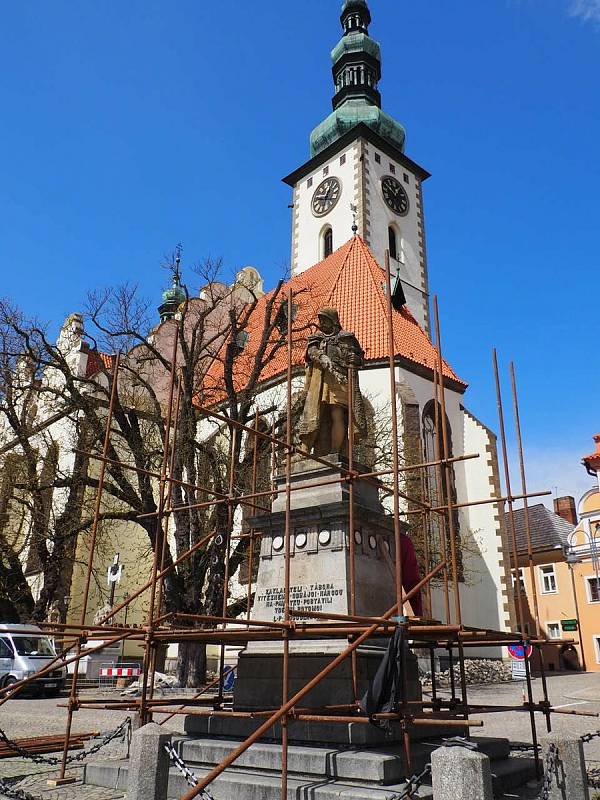 Socha Jana Žižky v Táboře už se halí do lešení. Dílo z roku 1884 projde obnovou, která potrvá do začátku letních prázdnin.
