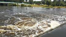 Bojem o život dvou vodáků skončila jejich sobotní plavba po řece Lužnici v katastru Dráchova.