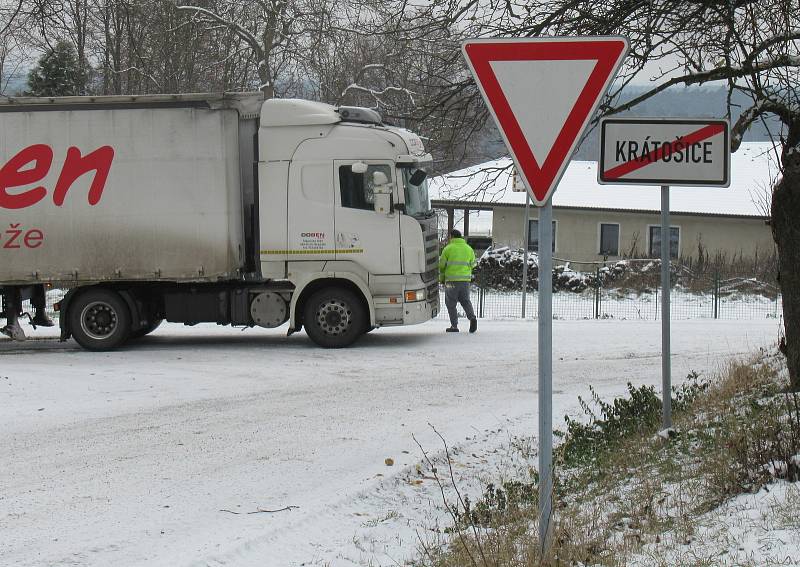 Podle policie měli ve čtvrtek 3. prosince na silnicích největší potíže řidiči kamionů. Takto to vypadlo cestou na Choustník.