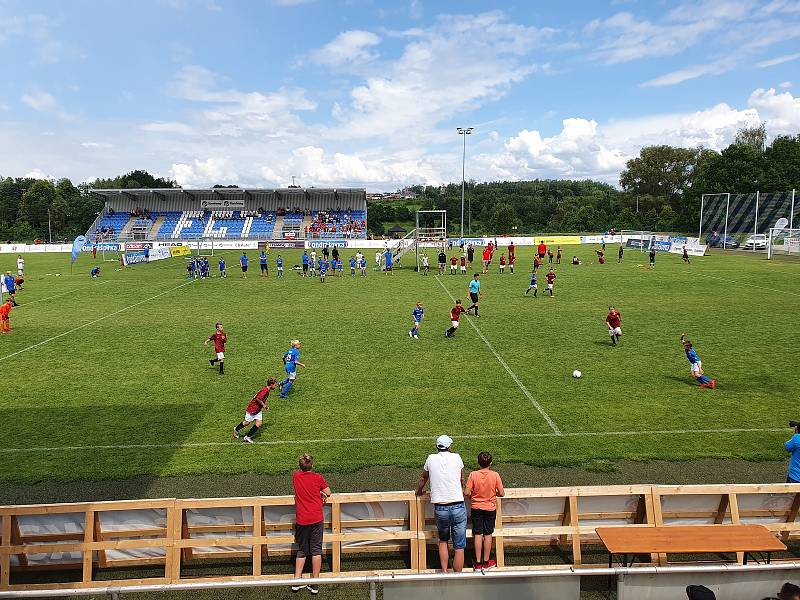 Jan Větrovský se s desetiletýmu dětmi snaží o ofenzivní fotbal.