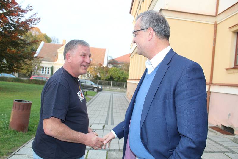 Do volebního okrsku v Bechyni patří i předseda TOP 09 Miroslav Kalousek.