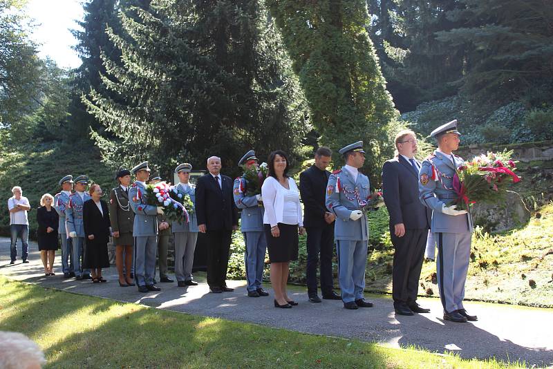 Výročí 71 let od úmrtí druhého československého prezidenta Edvarda Beneše připomenul pietní akt, který se konal v úterý od 11 hodin u Benešova hrobu v Sezimově Ústí.