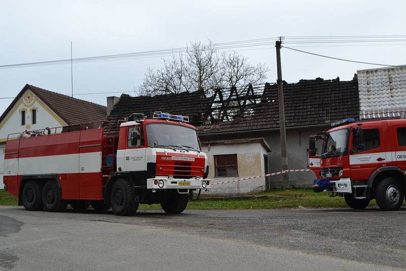 Požár vesnického stavení v Podboří u Opařan.