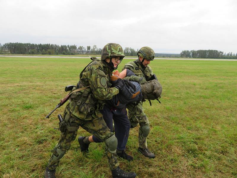 Protiletadlový raketový pluk Strakonice a civilní zálohy cvičily na bechyňské základně vedení boje se vzdušným protivníkem včetně zásahu proti demonstrantům útočícím na jejich techniku.