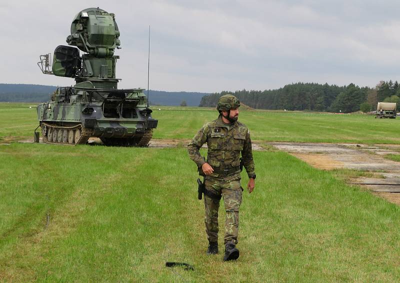 Protiletadlový raketový pluk Strakonice a civilní zálohy cvičily na bechyňské základně vedení boje se vzdušným protivníkem včetně zásahu proti demonstrantům útočícím na jejich techniku.