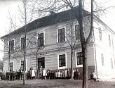 Bývalá škola byla postavena roku 1833 jako jednopatrová budova. V roce 1906 jí ale přistavěli ještě jedno. 
