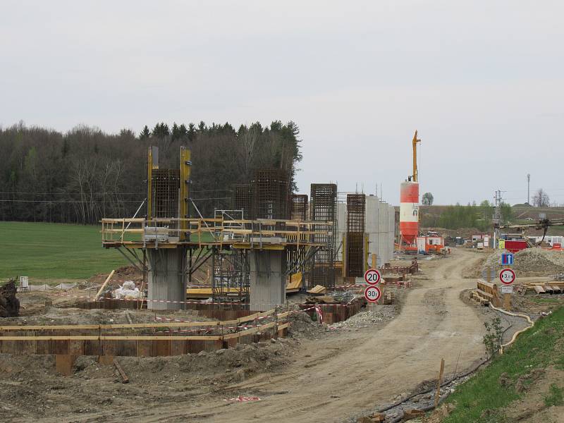 Od zahájení výstavby devítikilometrové přeložky uplynulo šest měsíců. Pandemie koronaviru se na stavebním ruchu dle Správy železnic nepodepsala.