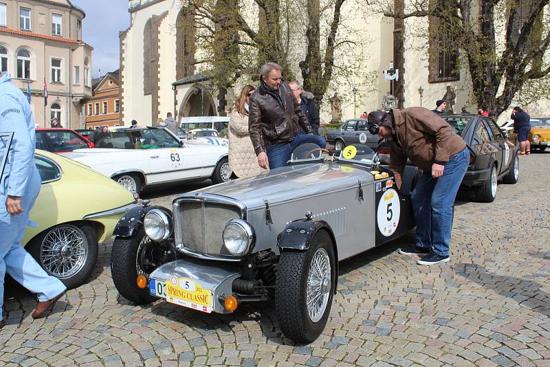 Z Tábora v sobotu dopoledne vyrazila rallye veteránů Spring Classic.