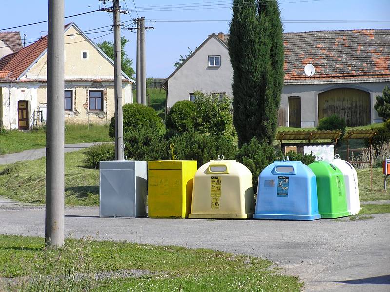 NÁVES v Čerazi zdobí kontejnery. Proti tomu se ohradila část místních a chtějí, aby se nádoby na separovaný odpad vrátily na kraj zástavby směrem od Soběslavi.
