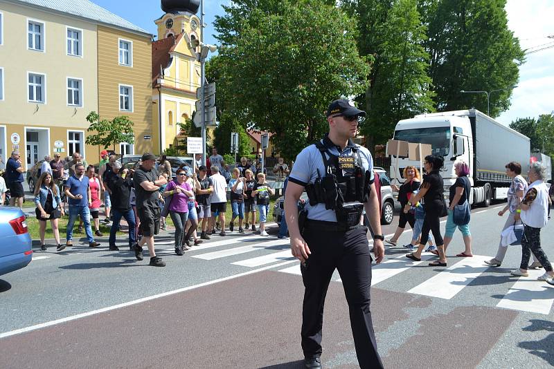 Chýnovští blokovali průjezd aut městem. Protestovali tak proti zdržení stavby obchvatu.